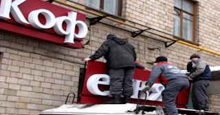 Демонтаж вывески в Новосибирске - качественные услуги от Спецтрансмонтаж, доступные цены от 359 рублей